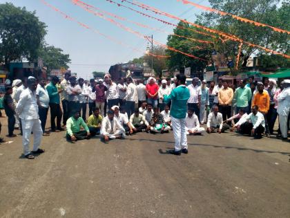 Villagers aggressive to restore power cuts; Traffic stopped on Latur-Murud road with road block | खंडित वीज पूर्ववत करण्यासाठी ग्रामस्थ आक्रमक; लातूर-मुरुड मार्गावर रास्ता रोकोने वाहतूक ठप्प