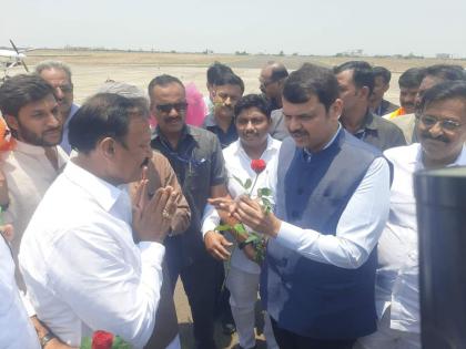 Devendra Fadnavis' arrival in Solapur; Many leaders of Congress, NCP will enter the BJP meeting | देवेंद्र फडणवीसांचे सोलापुरात आगमन; भाजप मेळाव्यात काँग्रेस, राष्ट्रवादीचे अनेक नेते करणार प्रवेश