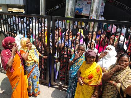 Women workers aggressive for wages; 50 employees were locked in Beed Municipality | वेतनासाठी महिला कामगार आक्रमक; बीड नगरपालिकेत ५० कर्मचाऱ्यांना कोंडले