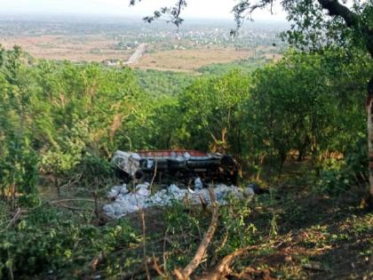 Sugar rain in Ajantha Ghat; The driver lost control and the truck fell into the valley | अजिंठा घाटात साखरेचा सडा; चालकाचे नियंत्रण सुटल्याने ट्रक दरीत कोसळला