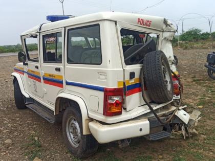 Police van rammed by overrunning container; One police employee injured | रात्रीच्या गस्तीवरील पोलीस व्हॅनला भरधाव कंटेनरची धडक; एक कर्मचारी जखमी