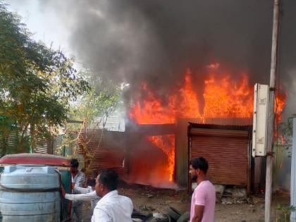 A massive fire at an old tire godown; Tires worth six lakhs were burnt | जुन्या टायरच्या गोडाऊनला भीषण आग; सहा लाखांचे टायर जळून खाक