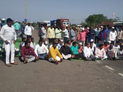 Villagers block road on highway to demand service road in Dhule | धुळ्यामध्ये सर्विसरोडच्या मागणीसाठी महामार्गावर ग्रामस्थांचा रास्तारोको