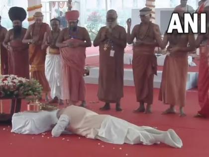 pm modi bows as mark of respect before the sengol during inauguration of new parliament building | Video - पंतप्रधान मोदींचा साधूसंतांच्या उपस्थितीत सेंगोलला साष्टांग नमस्कार; पाहा 'तो' खास क्षण