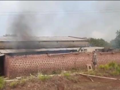 Cashew factory in Amroli caused severe fire due to lightning strike; 90 lakhs loss | आमरोळीत काजू कारखान्यावर वीज कोसळून भीषण आग; ९० लाखांचे नुकसान