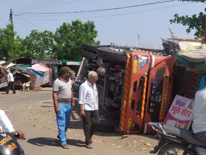 The driver was hit in the eye; An uncontrollable tempo hits straight into the shop | वाहन चालकास डोळा लागला; अनियंत्रित टेम्पो थेट दुकानात घुसला