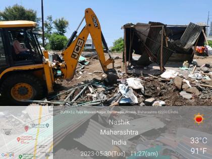 Stone pelting on municipal encroachment team in Nashik; broke glasses of JCB | नाशिकमध्ये मनपा अतिक्रमण पथकावर दगडफेक; जेसीबीच्या काचा फोडल्या