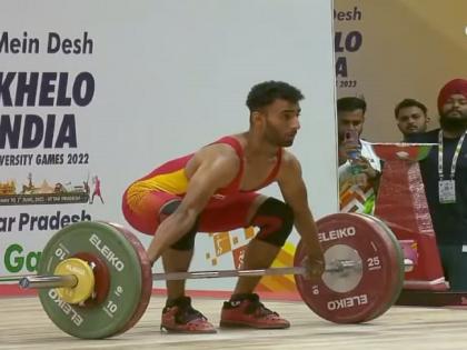 Son of laboring mother achieves goal by working in gym; Akash Gound's golden alchemy in Khelo India | मजूर आईच्या पोरानं जिममध्ये काम करत गाठले ध्येय; खेलो इंडियात आकाश गौंडची सुवर्ण किमया