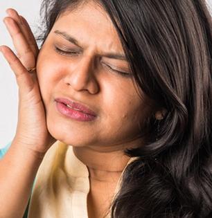 दात किडले, हिरड्यांमधून रक्त येतं? साधा आजार की ओरल कॅन्सरची लक्षणं, डॉक्टर सांगतात..