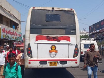 A woman died on the spot after falling under the wheel of a Shivshahi bus; Incident in front of Parbhani railway station | शिवशाही बसच्या चाकाखाली आल्याने महिलेचा जागीच मृत्यू; परभणी रेल्वेस्थानक समोरील घटना