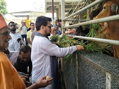 Union Minister Anurag Thakur visited the cowshed of Shantiprakash Ashram in Ulhasnagar | उल्हासनगरातील शांतीप्रकाश आश्रमातील गौशाळेत रमले केंद्रीयमंत्री अनुराग ठाकूर