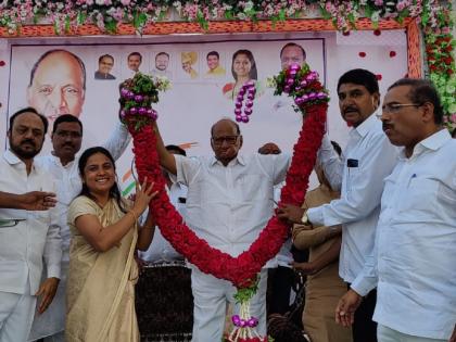 Sharad Pawar's 'power' support; A meeting was held directly in Jaffrabad for the Mayor Dr. Surekha Lahane who got emotional while party meeting | शरद पवारांची 'पॉवर' पाठिशी; बैठकीत भावूक झालेल्या नगराध्यक्षांसाठी पवार थेट जाफराबादेत