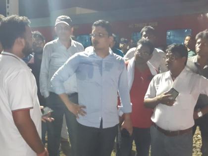 घटनास्थळी मदतकार्य मार्गदर्शन करताना घटनास्थळी मदतकार्य मार्गदर्शन करताना