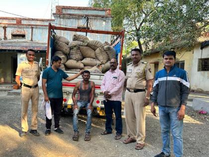 Thrilling! Following a 50 km chase, the police arrested the soybean thief | थरारक! पिकअपचा ५० किमी पाठलाग करत पोलिसांनी सोयाबीन चोरट्यास घेतले ताब्यात