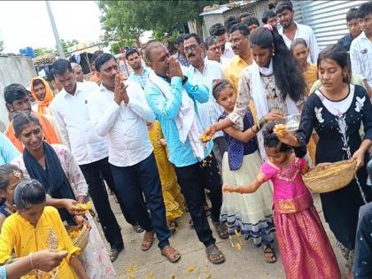 Students and teachers were also affected by the change of teachers! Bhawani Nagar Tanda bid farewell by showering flowers | शिक्षकांच्या बदलीने विद्यार्थी अन् गुरुजीही गहिवरले! पुष्पवृष्टी करीत ग्रामस्थांकडून निरोप