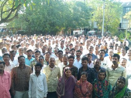 Workers gathered at the Siddheshwar factory site to oppose the demolition of chimneys | चिमणी पाडकामाला विरोध करण्यासाठी सिद्धेश्वर कारखाना स्थळावर एकवटले कामगार