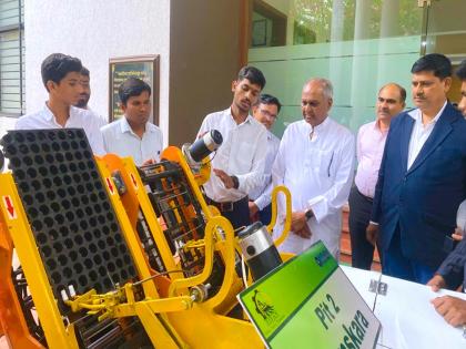 Automatic machine for planting tomato, chilli and eggplant; Research of students will reduce the labor of farmers | टोमॅटो, मिरची अन् वांग्याची रोप लावणार स्वयंचलीत यंत्र; विद्यार्थ्यांच्या संशोधनास देशात दुसरे बक्षीस