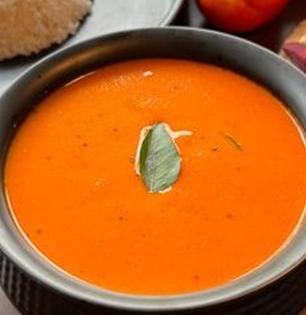 कुंद-मंद पावसाळी हवेत करायलाच हवा झणझणीत टोमॅटो रस्सा, तोंडाला येईल चव-जेवण होइल मस्त