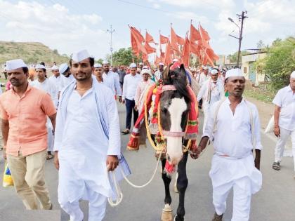 A tradition of 90 years! A horse from Babhalgaon in Pathari taluk during the palakhi sohala of Tukoba | ९० वर्षाची परंपरा कायम! तुकोबांच्या पालखी सोहळ्यात पाथरी तालुक्यातील बाभळगावचा अश्व