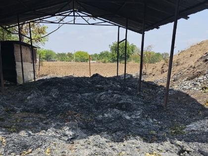 Burnt out of mischief; 5 lakhs worth of fodder was burnt, animals were alive | खोडसाळपणातून गंजी पेटवली; ५ लाखांचा चारा जळून खाक, जनावरे बालंबाल बचावली