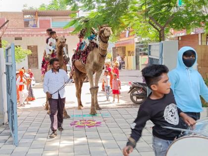 Video: A procession of students coming to school for the first time on camels | Video: ग्रँड एन्ट्री! पहिल्यांदाच शाळेत येणाऱ्या विद्यार्थ्यांची उंटावरून काढली मिरवणूक