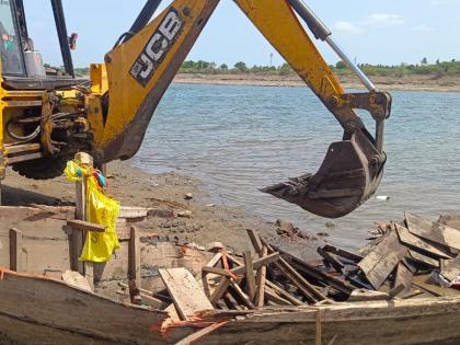 Three wooden boats were broken and 20 brass sand seized in Pandharpur | पंढरपुरात तीन लाकडी होड्या फोडून २० ब्रास वाळू जप्त