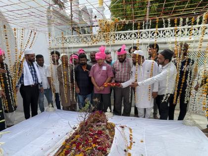 Big news: Prakash Ambedkar visits Aurangzeb's tomb, possibility of fresh controversy | मोठी बातमी! प्रकाश आंबेडकरांची औरंगजेबाच्या कबरीला भेट, नव्या वादाची शक्यता