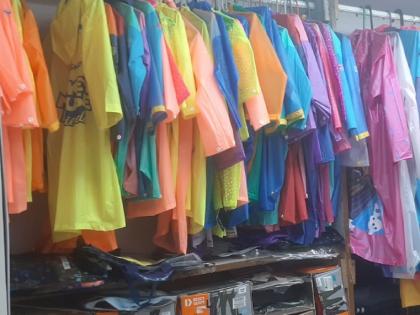 In the 'use and throw raincoat' market specially for trekking in rain, the price is also very low | पावसात भटकंतीसाठी खास ‘युज ॲण्ड थ्रो रेनकोट’ बाजारात, किंमतही आहे फारच कमी