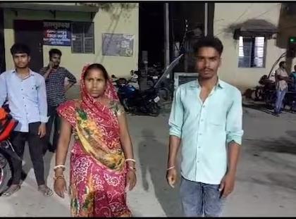 extra marital affair of married woman husband caught wife going on bike with her boyfriend in market | हायव्होल्टेज ड्रामा! बॉयफ्रेंडसोबत बाईकवरून फिरणाऱ्या बायकोला नवऱ्याने रस्त्यात पकडलं अन्...