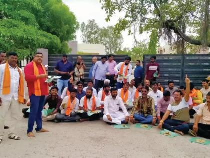 The Shiv Sena Thackeray group held a protest in front of the police station | शिवसेना ठाकरे गटाकडून पोलीस स्टेशनसमोर ठेचा भाकर आंदोलन