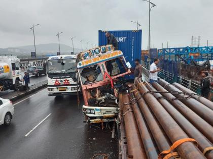 Accident of two trailers on Vashi Khadi Bridge, in Navi Mumbai; Traffic jam till Mankhurd, inconvenience to passengers | वाशी खाडीपुलावर दोन ट्रेलरचा अपघात; मानखुर्दपर्यंत चक्काजाम, प्रवाशांची गैरसोय 