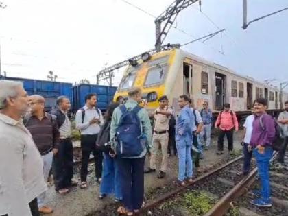 The train was blocked for the third day in a row, the passengers were angry for not getting the train from the yard | सलग तिसऱ्या दिवशी रेल्वेचा खोळंबा, यार्डातून गाडी पकडून न दिल्याने प्रवाशांचा संताप