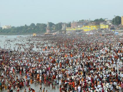 Deluge of Bhakti in Pandharpur; Mauli in the temple area after morning pooja...Mauli chanting | पंढरपुरात भक्तीचा महापूर; पहाटेच्या पूजेनंतर मंदिर परिसरात माऊली...माऊलीचा जयघोष