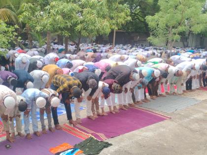 Eid celebrations in Solapur; Prayer of Muslim brothers to Allah for peace, rain and prosperity | सोलापुरात बकरी ईद साजरी; सुखः शांती, पाऊस अन् समृद्धीसाठी मुस्लिम बांधवांची अल्लाहकडे प्रार्थना