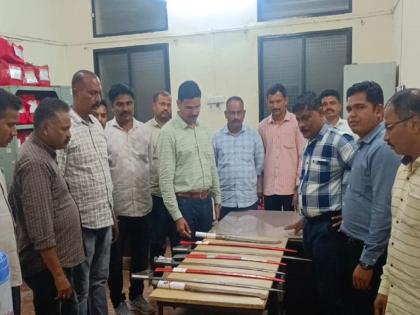 in Jalna raid at criminal's home; Two Koytas along with four swords seized | जालन्यात सराईत गुन्हेगारांच्या घरावर छापा; तिघे अटकेत, चार तलवारींसह दोन कोयते जप्त