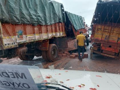 Kolhapur highway road blocked, temporary measures | कोल्हापूर महामार्गाचा रस्ता खचला, तात्पुरती उपाययोजना