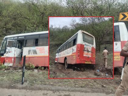 Major accident averted in Ellora Ghat; The bus skidded off the road; 24 passengers escaped unharmed | वेरूळ घाटात मोठा अपघात टळला; बस रस्त्यावरून घसरली, २४ प्रवासी बालंबाल बचावले 