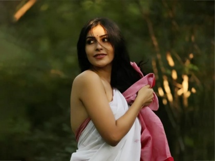 Only sarees marathi actress Meera Jagannath's bold look The video is going viral | फक्त साडी अन्...; मीरा जगन्नाथचा बोल्ड लूक; Video होतोय व्हायरल