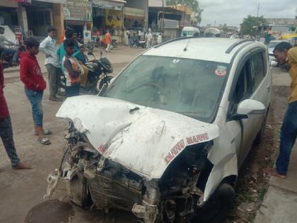 The speedy car hits roadside shed; Grandfather crushed to death on the spot, grandson seriously injured in Sengaon | भरधाव कार रस्त्यालगतच्या शेडमध्ये शिरली; चिरडून आजोबांचा जागीच मृत्यू, नातू गंभीर जखमी