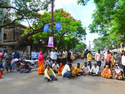 Block the way for the demand to file crimes against the main facilitators! | मुख्य सुत्रधारांवर गुन्हे दाखल करण्याच्या मागणीसाठी रास्ता रोको!