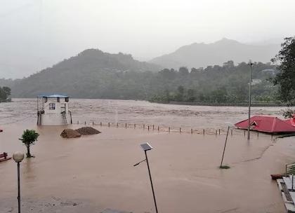 heavy rain in himachal 3 deaths 4 national highway closed kalka shimla rail track damaged | हिमाचलमध्ये पावसाचा हाहाकार, तिघांचा मृत्यू; 30 मुलं अडकली, रेल्वे मार्ग, महामार्ग, 250 रस्ते बंद