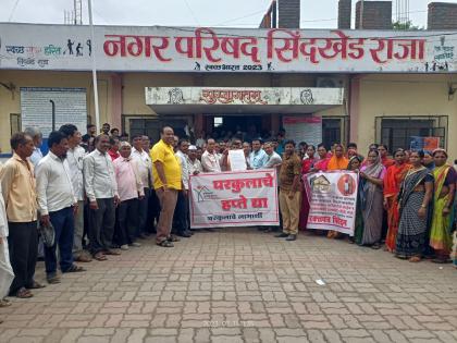 March in Sindkhed Raja Municipality for housing installments, statements written in blood | घरकुलांच्या हप्त्यांसाठी सिंदखेड राजा पालिकेत मोर्चा, रक्ताने लिहिलेली दिली निवेदने