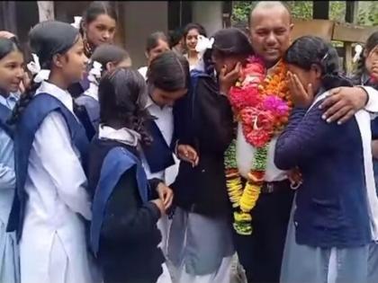 after 18 years of service in mountain village students got emotional on teacher transfer | हृदयस्पर्शी! 18 वर्षांच्या सेवेनंतर शिक्षकाची बदली; विद्यार्थी ढसाढसा रडले, गावकरी भावूक