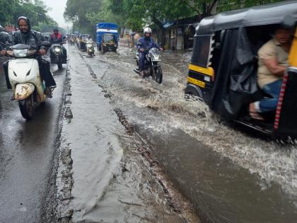 Heavy rains in Bhiwandi cause loss of citizens; Water on the road | भिवंडीत मुसळधार पावसामुळे नागरिकांची दैना; रस्त्यावर साचले पाणी