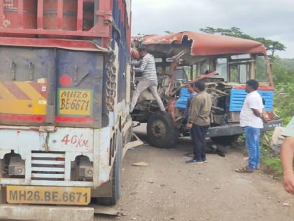 Truck - Bus head-on collision; 25 passengers including the driver were injured | ट्रक-बसची समोरासमोर धडक; चालकासह २५ प्रवासी जखमी 