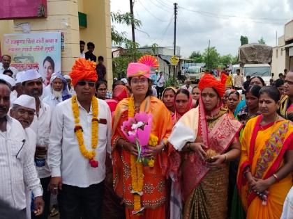 The girl fulfilled her mother's dream of 'khaki uniform'; Selected for the post of PSI with hard work, his father distributed sweets throughout the village | आईचं 'खाकी वर्दीचं' स्वप्न लेकीने पूर्ण केलं; मेहनतीने PSI पदी निवड, वडिलांनी गावभर वाटले पेढे