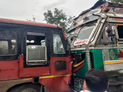 Truck-bus head-on collision; 15 passengers injured | ट्रक-बसची समोरासमोर धडक ; १५ प्रवाशी जखमी