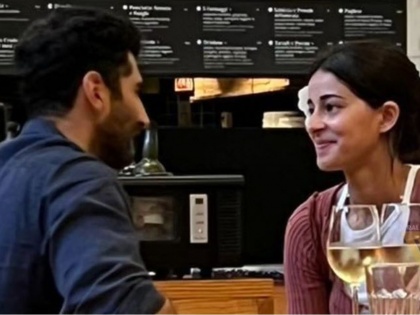 Aditya roy kapur and ananya panday are lost in conversation at a restaurant view pic | आंखों की गुस्ताखियां माफ हो! पुन्हा एकत्र दिसले लव्हबर्ड अनन्या पांडे- आदित्य रॉय कपूर, फोटो व्हायरल