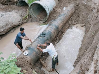 While laying the new water pipeline, the old pipeline of 700 mm diameter burst, dewatering the old city | नवीन जलवाहिनी टाकताना ७०० मिमी व्यासाची जुनी जलवाहिनी फुटली, जुन्या शहरात निर्जळी