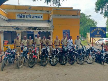 11 stolen two-wheelers, four mobiles and goods worth eight lakh 40 thousand seized in Jalana | जालना, छत्रपती संभाजीनगर जिल्ह्यातून दुचाकी चोरणारे ५ चोरटे जेरबंद; ११ बाईक जप्त